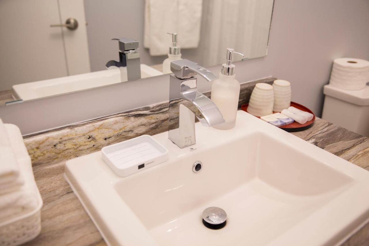 Downtown Whitehorse 4 bedrooms deluxe condo Buitenkant foto